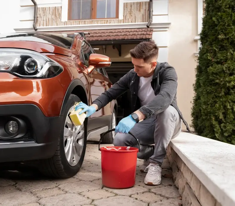 Lavage auto à domicile Saint-Bénigne : professionnel intervenant sur un véhicule